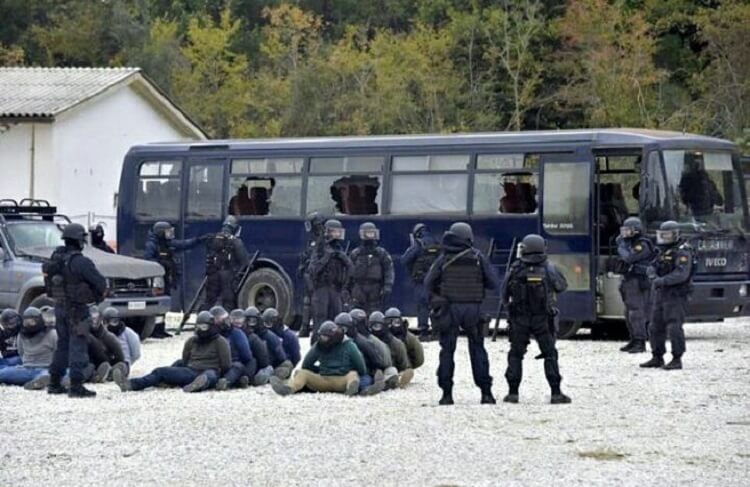 esercitazione gis carabinieri in azione